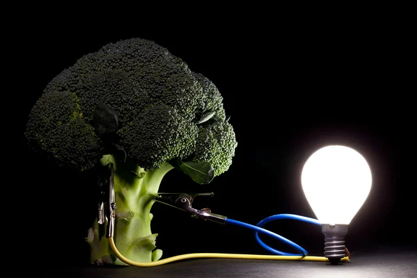 Vegetable powering a light bulb — Stock Photo, Image