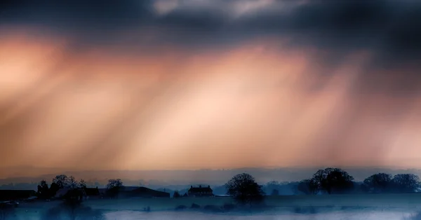 Daybreak over mistige boerderij landschap — Stockfoto