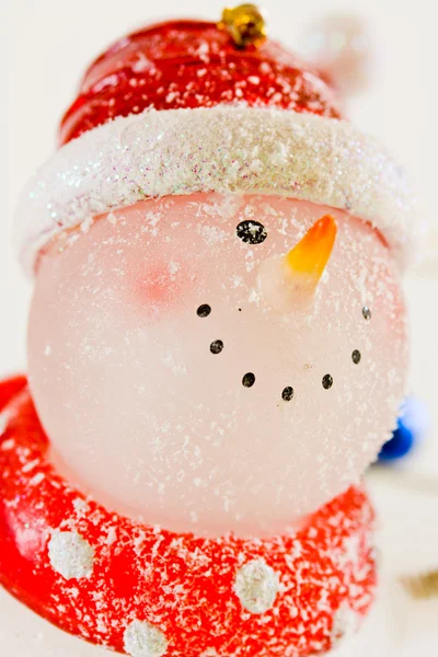 Bonhomme de neige heureux souriant avec neige et chapeau de Noël — Photo