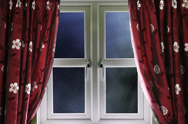 Cielo nocturno estrellado a través de una ventana — Foto de Stock