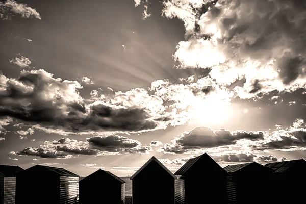 Cabanes de plage en noir et blanc — Photo