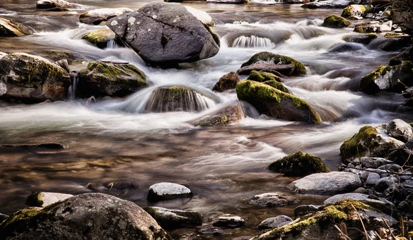 岩の上を流れる川 — ストック写真