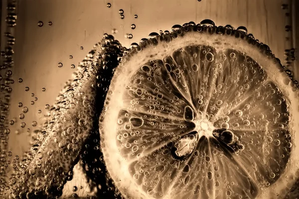 Zitronenscheiben in sprudelndem Wasser alten Stils — Stockfoto