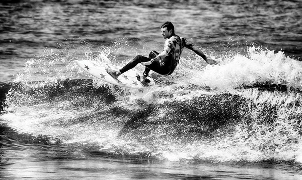 L'uomo in azione surf — Foto Stock