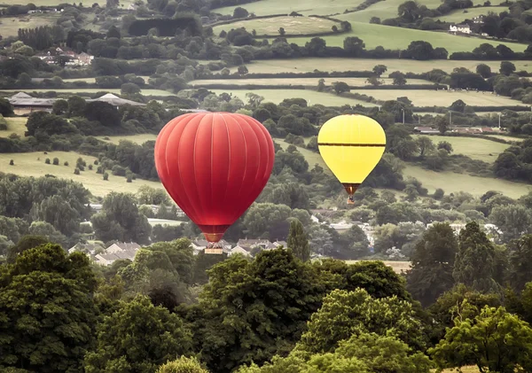 Iki sıcak hava baloons Drifting — Stok fotoğraf
