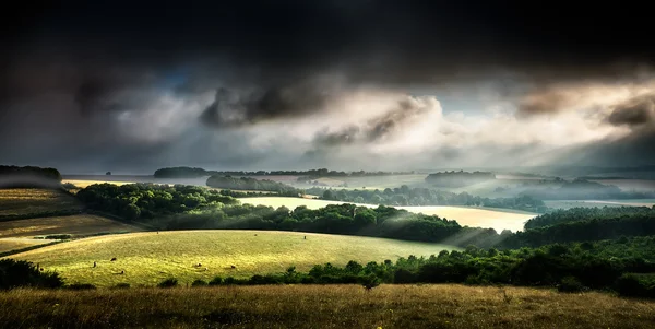 Paisagem rural amanhecer tempestuoso — Fotografia de Stock