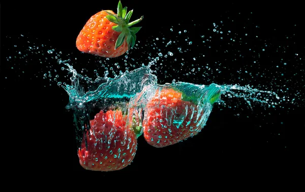 草莓溅入水 — 图库照片