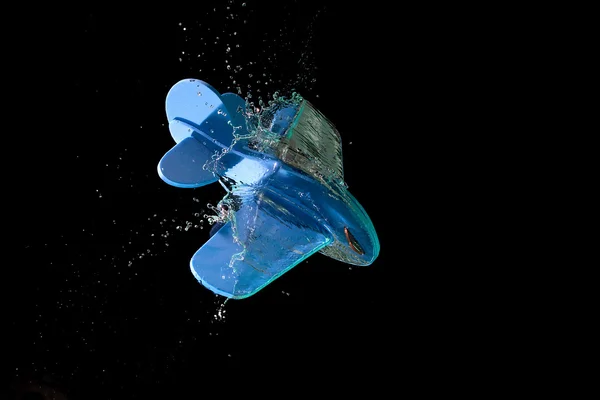 おもちゃの飛行機が水を介してクラッシュ — ストック写真