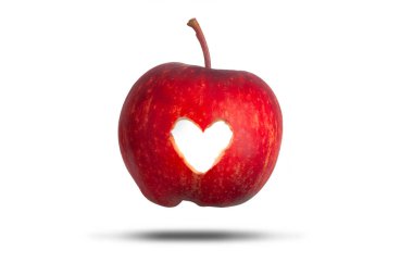Aşk, beyaz bir arka planda izole edilmiş kırmızı bir elmayı kesiyor. Taze meyve kavramına bayılırım.