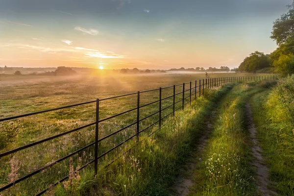 Castle Stijgende Zonsopgang Norfolk Metalen Hek Boerderij Spoor Voetpad Grasweiden — Stockfoto