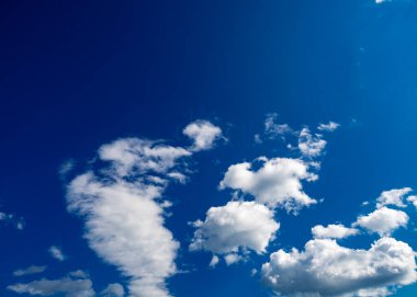 Kümülüs bulutlu mavi gökyüzü. Gökyüzü değişimi için iyi..