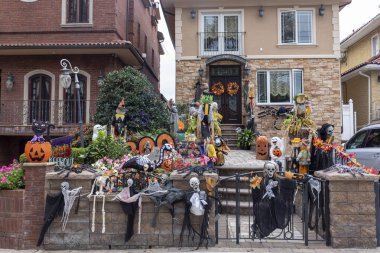 Brooklyn NY ABD - 13 Ekim 2021 Cadılar Bayramı Dyker Heights 'da Brooklyn' in bir kısmında dekore edilmiş evler. Dyker Heights Cadılar Bayramı 'nda Dyker Frights' a dönüşür.