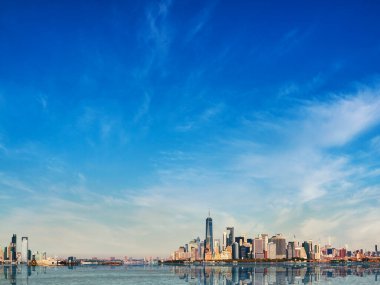 Manhattan şehir merkezinin panoramik manzarası Parlak bir sonbahar gününde bol gökyüzü.