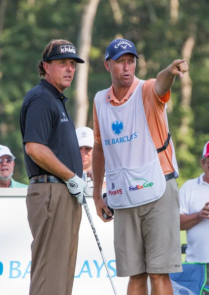 Phil Michelson och hans caddie på Barclays 2012. — Stockfoto