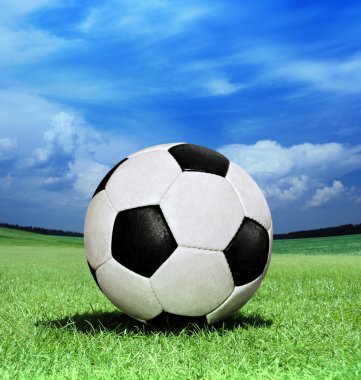 Yeşil çimlerde futbol topu