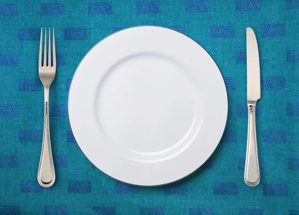 Faca placa branca e garfo na mesa — Fotografia de Stock