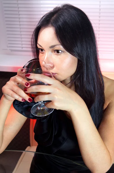 Kvinna med glas konjak ll — Stockfoto