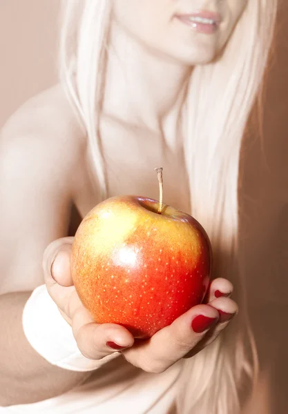 Hand, die vorschlägt, Apfel zu nehmen — Stockfoto