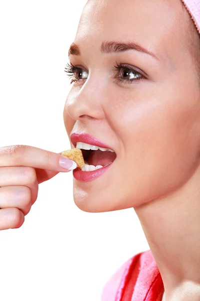 Meisje eet snoepjes — Stockfoto