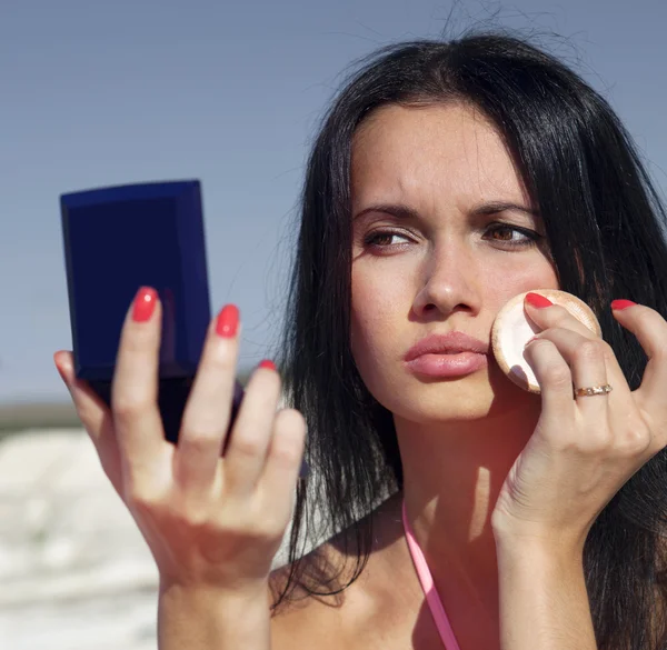 Beau visage avec miroir — Photo