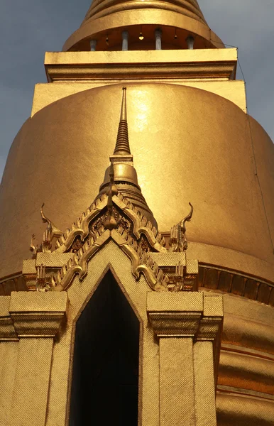 金色的佛教寺庙山墙 — 图库照片