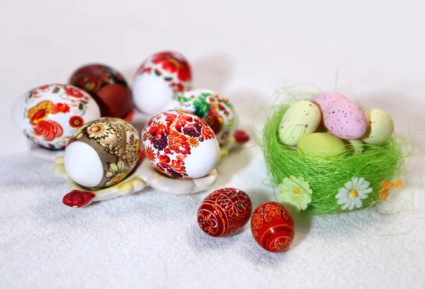 Uova di Pasqua su tessuto di lino — Foto Stock