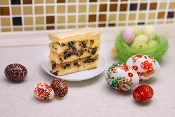 Ovos de Páscoa e bolo de patty — Fotografia de Stock