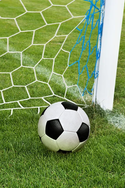 Futbol topu gol ağında. — Stok fotoğraf