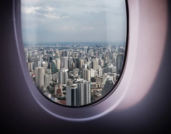 Hermosa vista de la ciudad desde la ventana — Foto de Stock