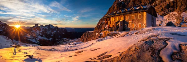 Cabana de montanha de inverno — Fotografia de Stock