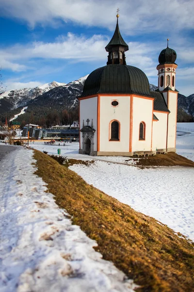 Barokní kostel seekirche v seefeld v Tyrolsku — Stock fotografie