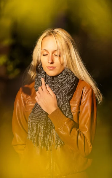 Schöne blonde Mädchen im goldenen Herbst im Park — Stockfoto