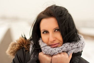 Kışın kar yürüyüş güzel esmer