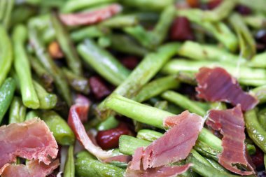 Kızarmış yeşil fasulye jambon ile