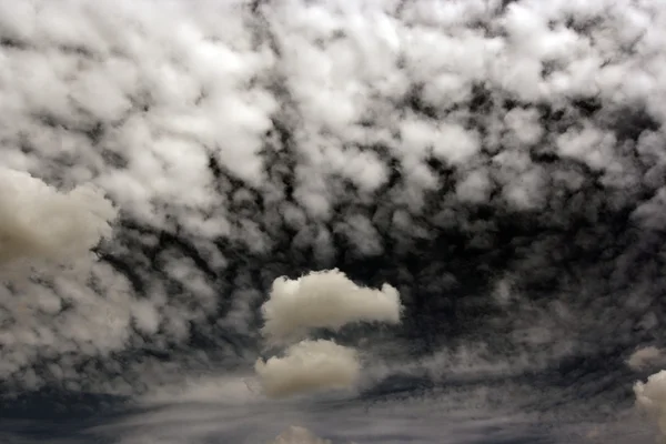 Schwebende Wolken — Stockfoto