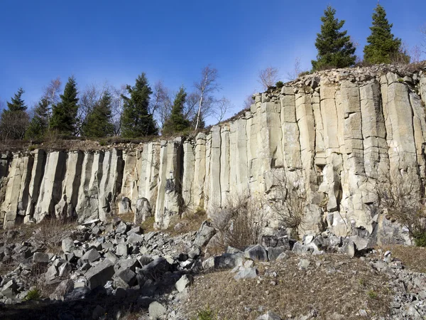 Vecchia cava di basalto nei monti Ore — Foto Stock
