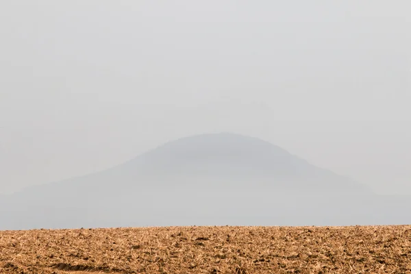 Berg im Nebel zerreißen — Stockfoto