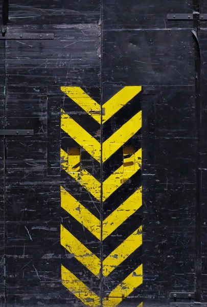 Grunge πόρτα - κίτρινο και μαύρο ρίγες — Φωτογραφία Αρχείου