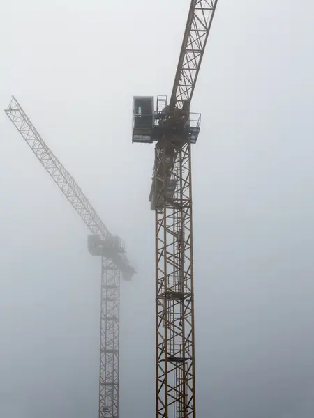Mâts de charge dans le brouillard — Φωτογραφία Αρχείου