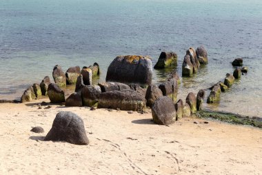 Neolitik mezar - dolmen ya da galeri mezarı - Guinirvit 'in de mezarı - denizdeki kalıntılar, Kernic Körfezi, Plouescat, Finistere, Brittany, Fransa