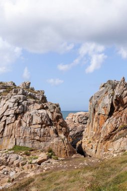 Fransa 'nın başkenti Brittany' de yer alan Plougrescant şehrinin kıyısına Fransız Le Gouffre 'de uçurum denir.