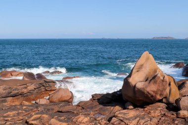 Fransa, Brittany 'de Pembe Granit Kıyı' da tuhaf kayalar var.