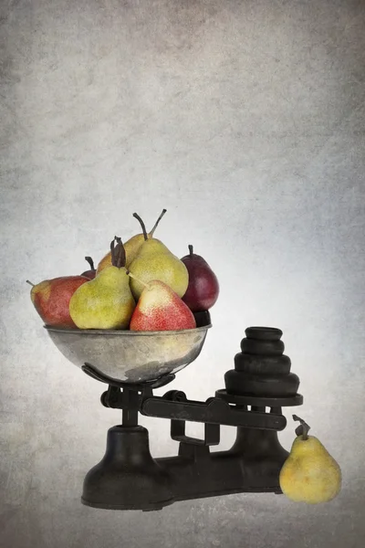 Weighing pears — Stock Photo, Image