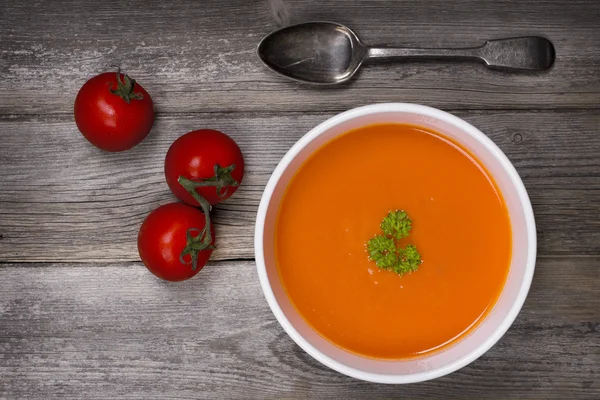 Suppe auf Holztisch — Stockfoto