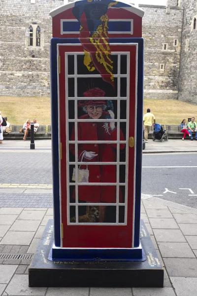 Звони в королевскую телефонную будку — стоковое фото