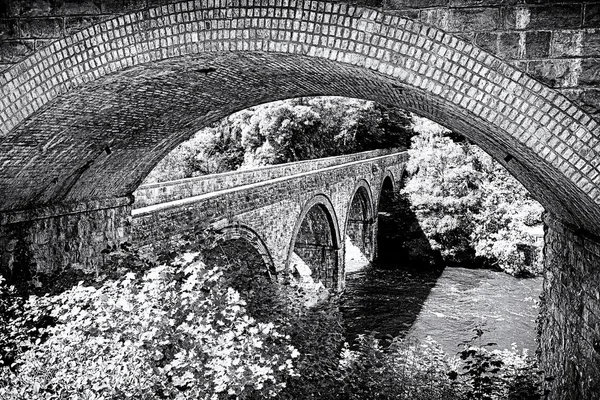 Bro under en bro — Stockfoto