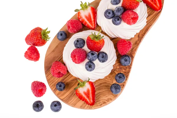 Pavlovas on olive wood board — Stock Photo, Image