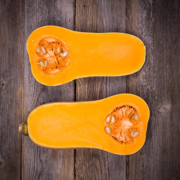 Butternut squash over oude hout — Stockfoto