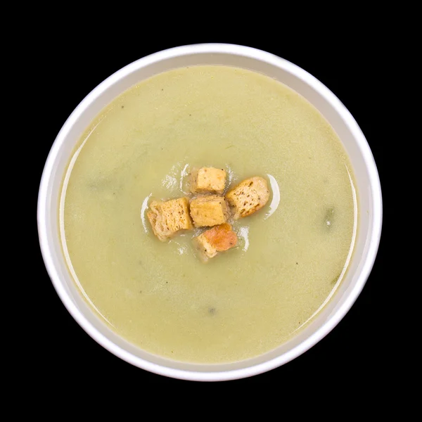 Purjolök och potatis soppa på svart — Stockfoto