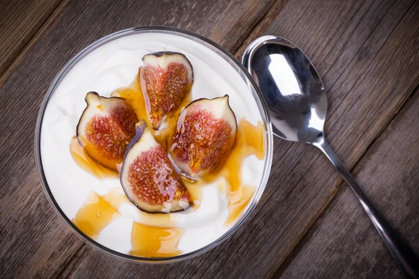Греческий йогурт с инжиром и медом — стоковое фото